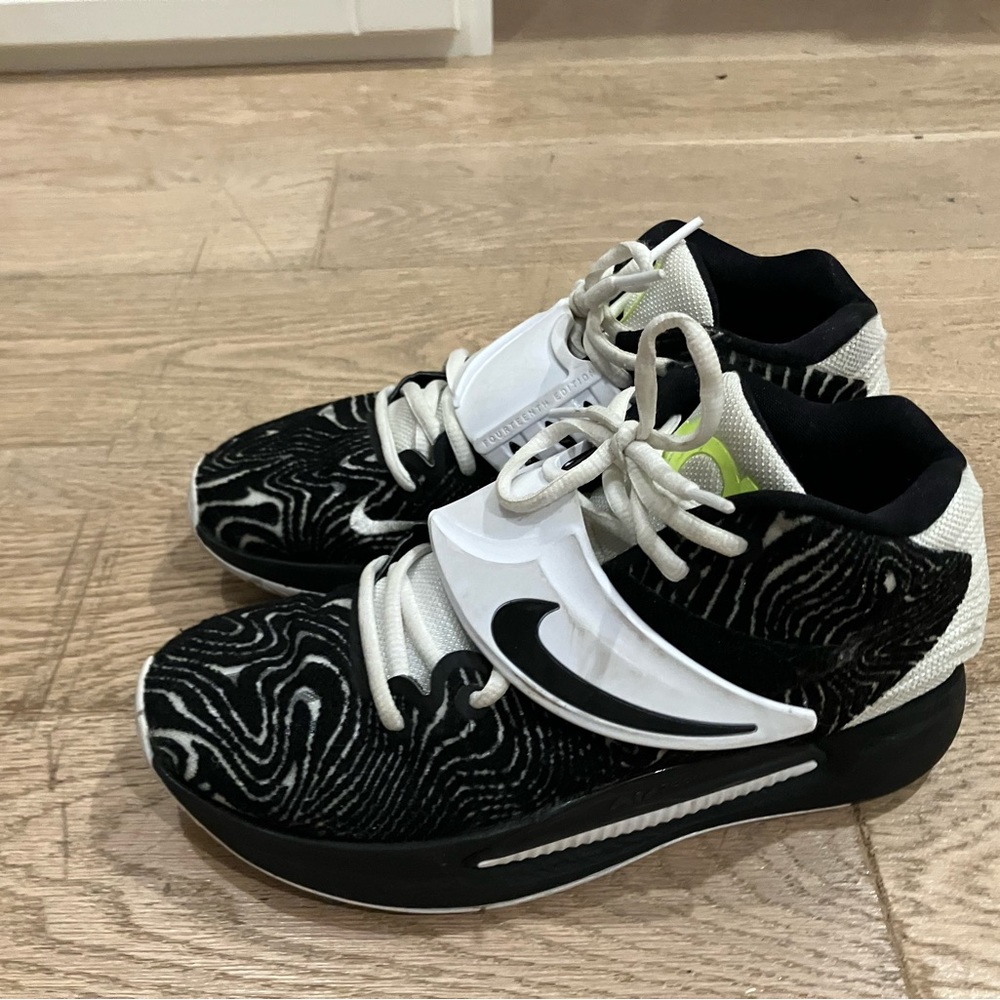 BASKETBALL OR VOLLEYBALL SHOES KIDS SIZE 6